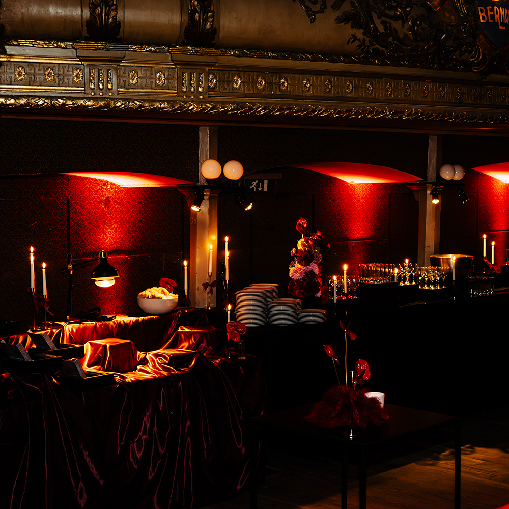 Wedding decoration Vaudeville Red lights Chou et Tournesol event design studio