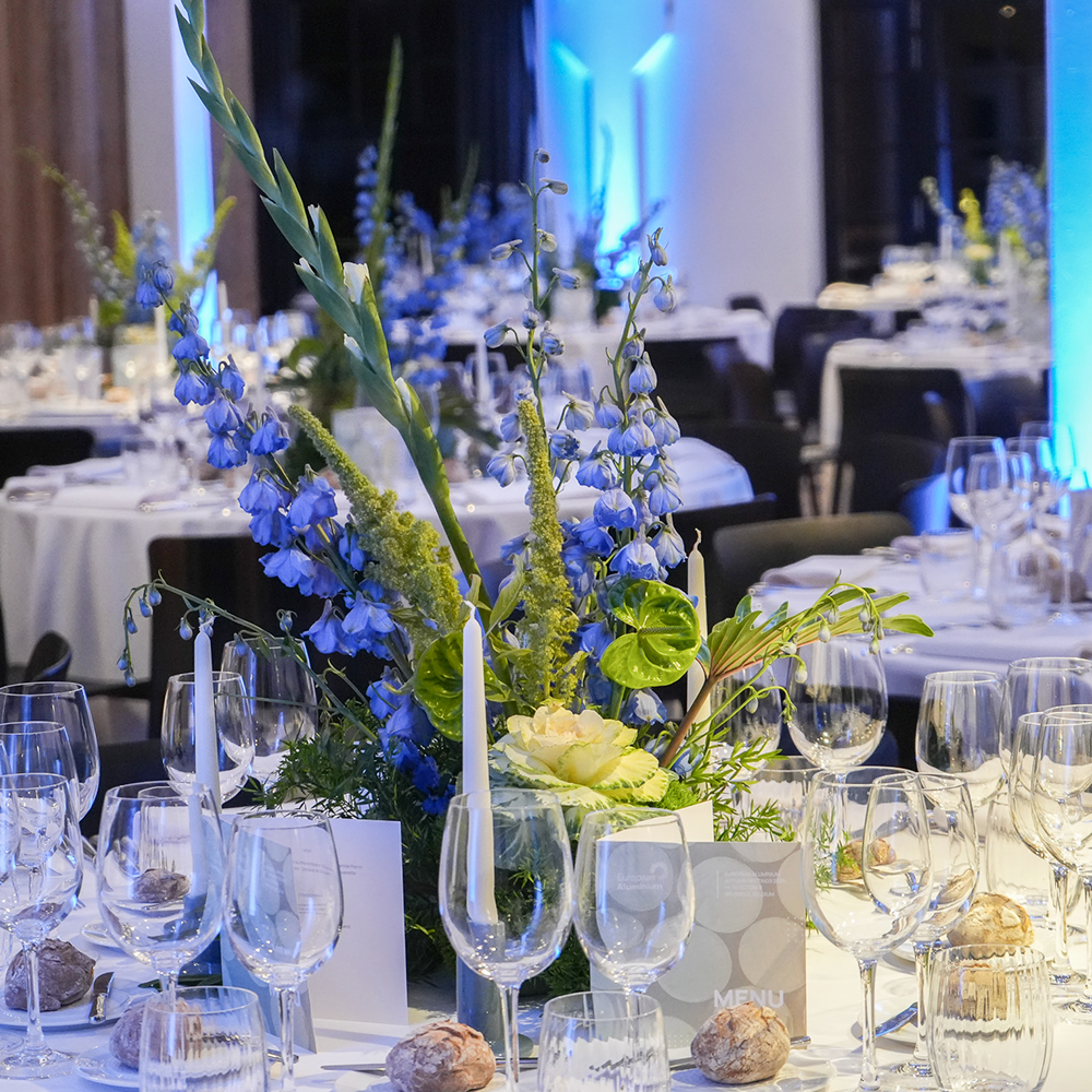 Chou et Tournesol round tables at Chalet Robinson blue lights and flowers decoration